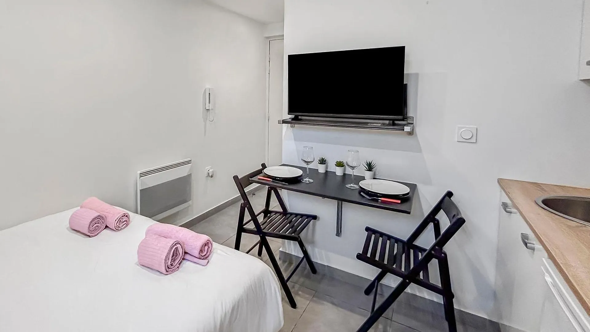 Studio Lumineux Et Moderne A Nice, Bien Situe Nice